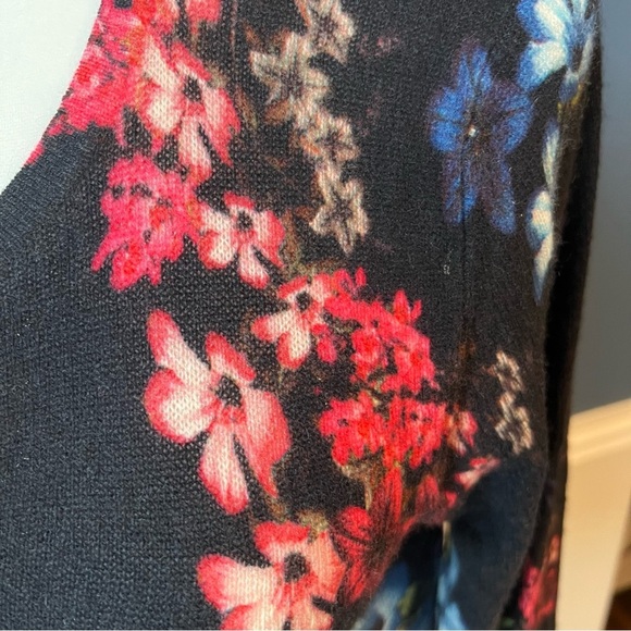 100% Cashmere Floral Black Sweater - Picture 6 of 7